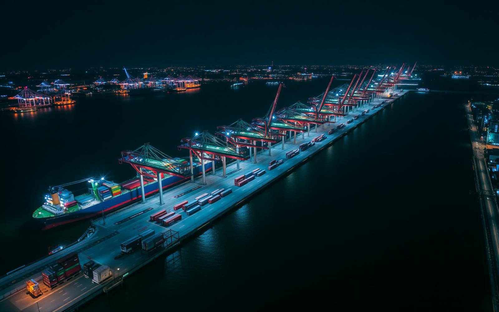 亚洲港口夜景,代表全球汽车电子物流网络